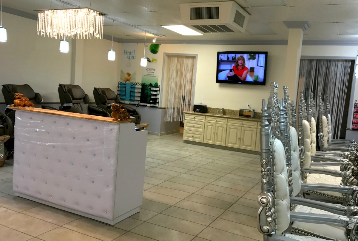 RoyalNailsFullSalon.jpg